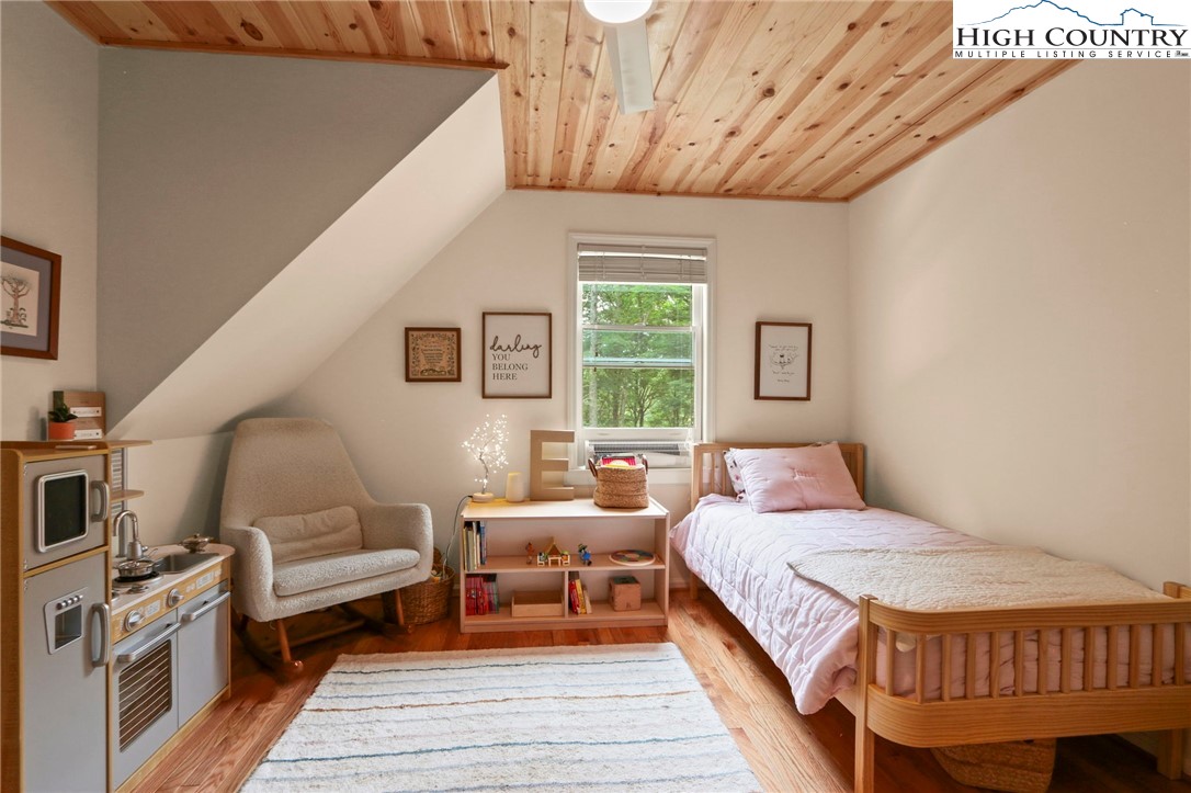 Blowing Rock, North Carolina 28605, United States, 3 Bedrooms Bedrooms, ,4 BathroomsBathrooms,Residential,Active,193821