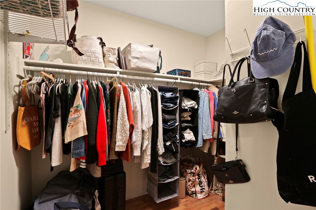 Blowing Rock, North Carolina 28605, United States, 3 Bedrooms Bedrooms, ,4 BathroomsBathrooms,Residential,Active,193821