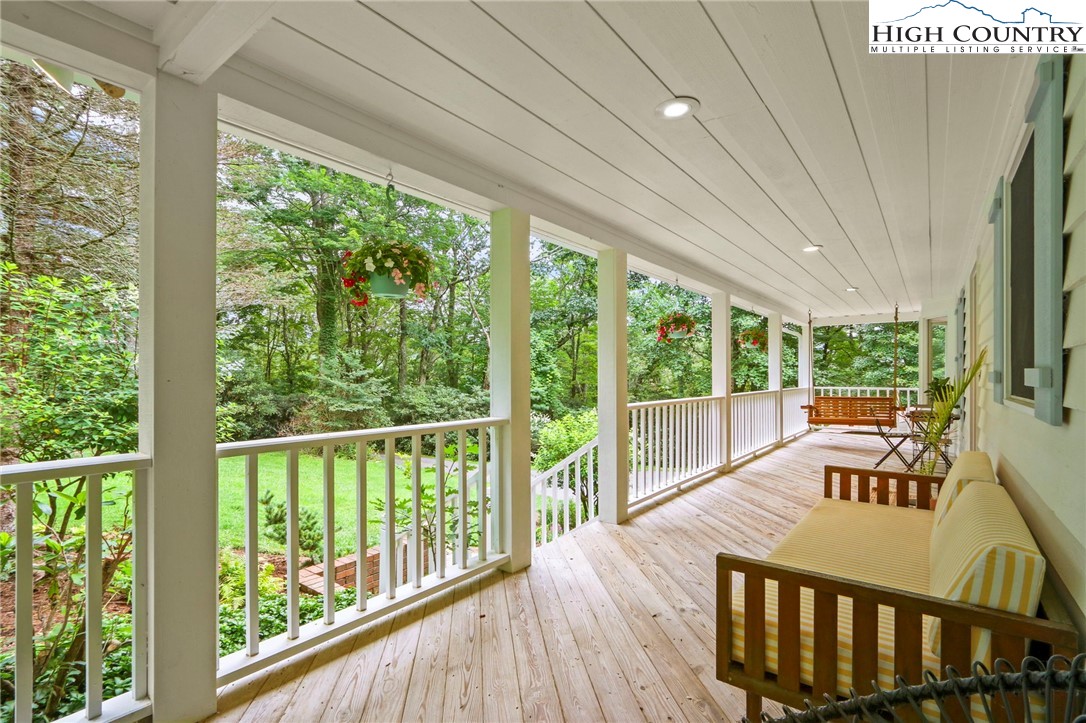 Blowing Rock, North Carolina 28605, United States, 3 Bedrooms Bedrooms, ,4 BathroomsBathrooms,Residential,Active,193821