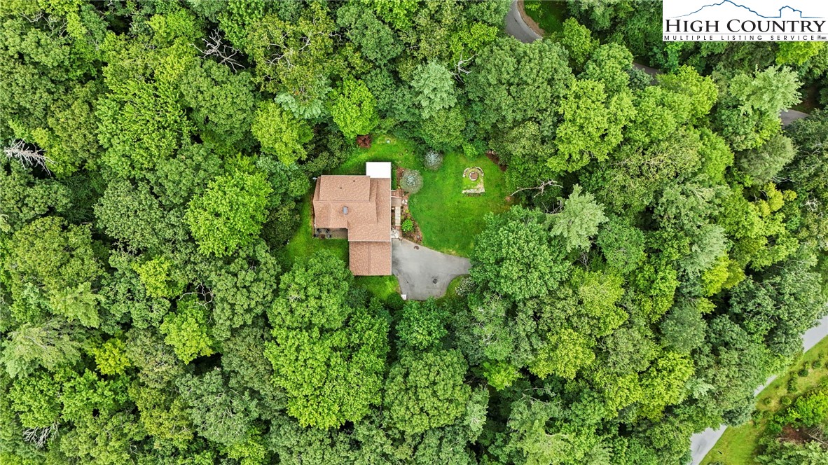 Blowing Rock, North Carolina 28605, United States, 3 Bedrooms Bedrooms, ,4 BathroomsBathrooms,Residential,Active,193821