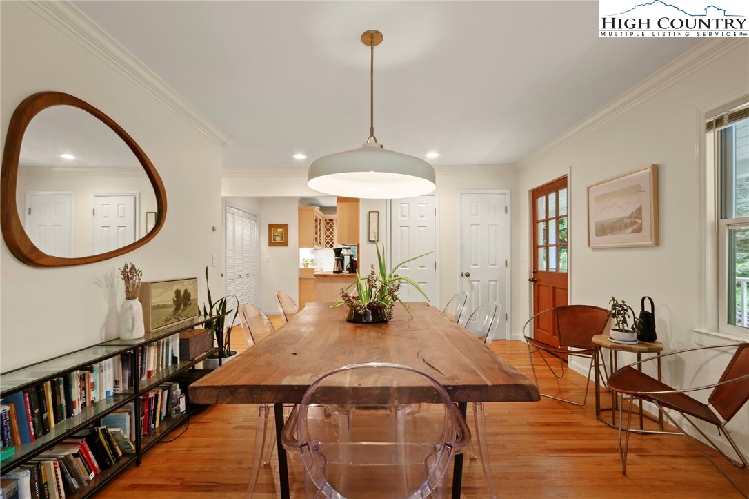 Blowing Rock, North Carolina 28605, United States, 3 Bedrooms Bedrooms, ,4 BathroomsBathrooms,Residential,Active,193821