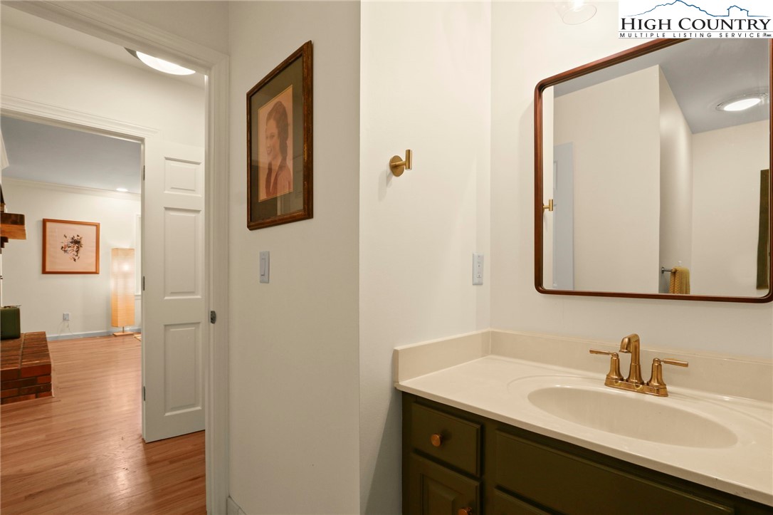 Blowing Rock, North Carolina 28605, United States, 3 Bedrooms Bedrooms, ,4 BathroomsBathrooms,Residential,Active,193821