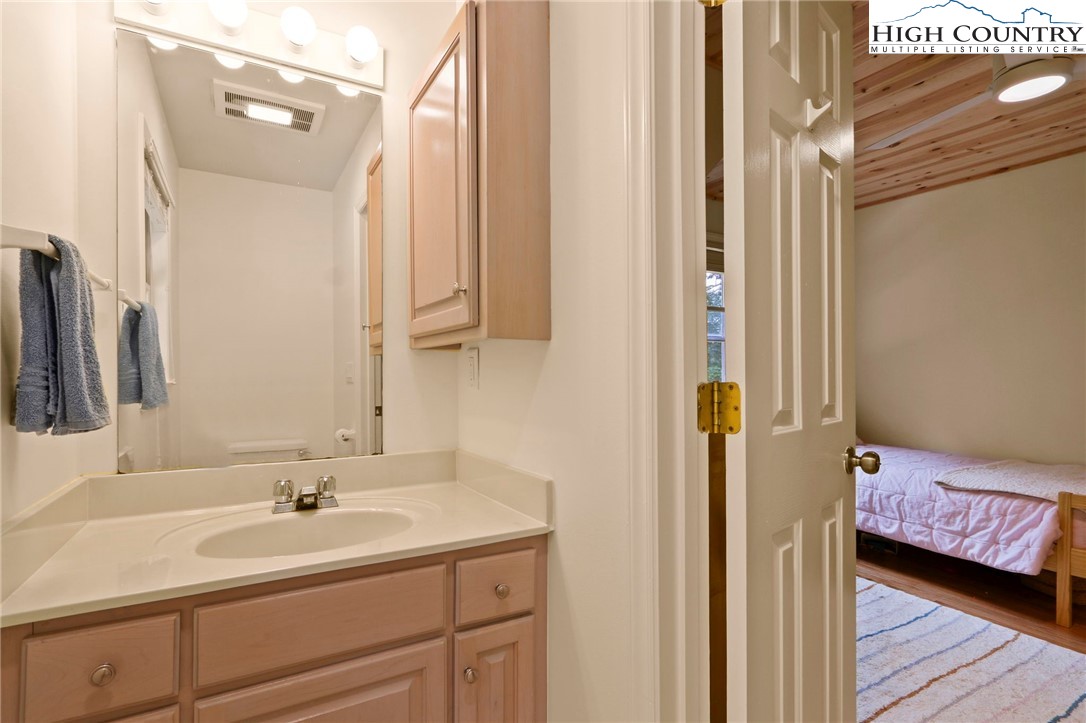 Blowing Rock, North Carolina 28605, United States, 3 Bedrooms Bedrooms, ,4 BathroomsBathrooms,Residential,Active,193821