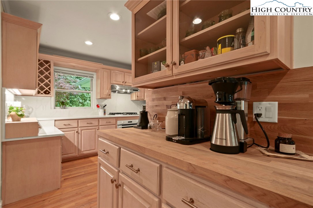 Blowing Rock, North Carolina 28605, United States, 3 Bedrooms Bedrooms, ,4 BathroomsBathrooms,Residential,Active,193821