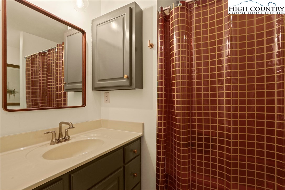 Blowing Rock, North Carolina 28605, United States, 3 Bedrooms Bedrooms, ,4 BathroomsBathrooms,Residential,Active,193821