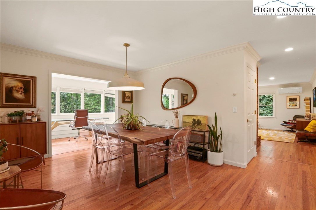 Blowing Rock, North Carolina 28605, United States, 3 Bedrooms Bedrooms, ,4 BathroomsBathrooms,Residential,Active,193821