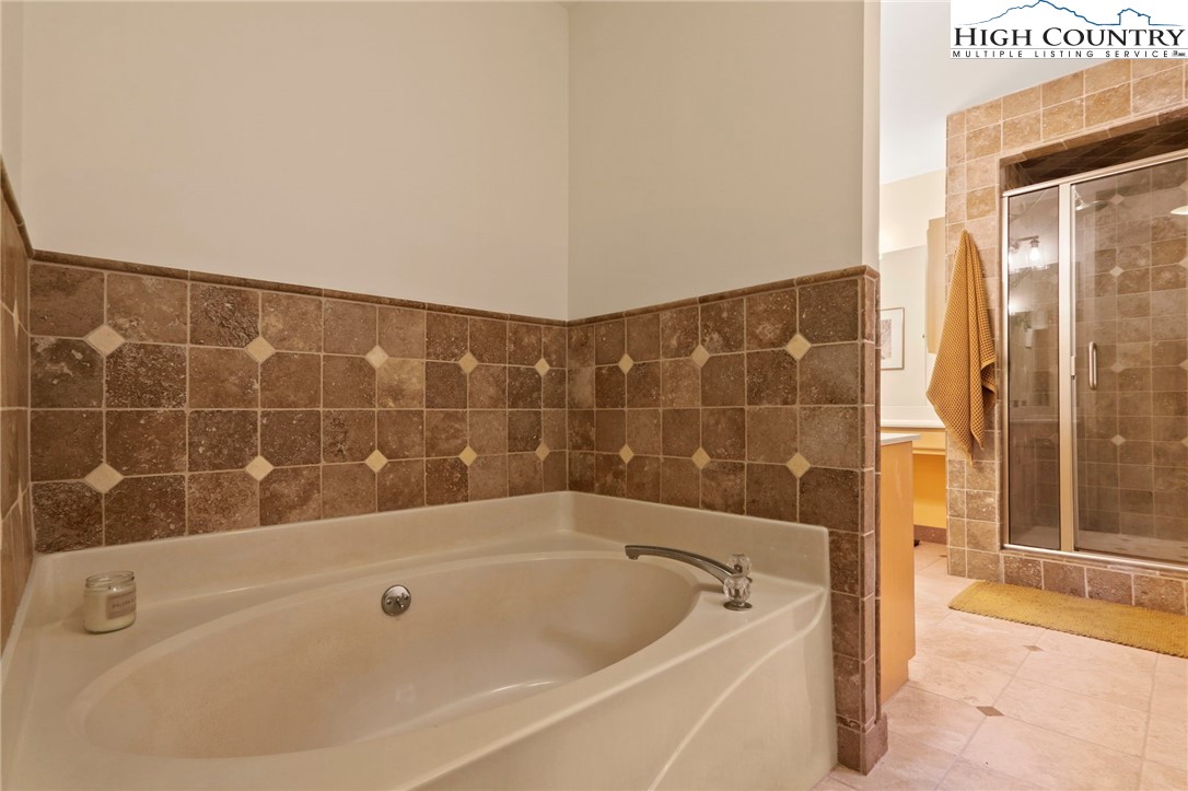 Blowing Rock, North Carolina 28605, United States, 3 Bedrooms Bedrooms, ,4 BathroomsBathrooms,Residential,Active,193821