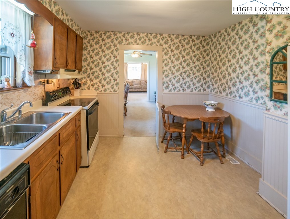 Elk Park, North Carolina 28622, United States, 3 Bedrooms Bedrooms, ,1 BathroomBathrooms,Residential,Active,231060