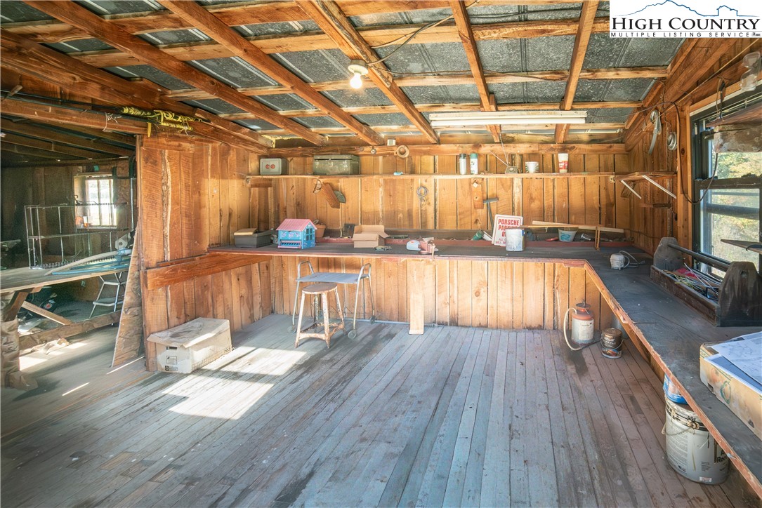 Elk Park, North Carolina 28622, United States, 3 Bedrooms Bedrooms, ,1 BathroomBathrooms,Residential,Active,231060