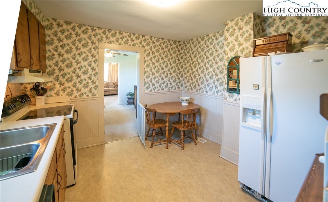 Elk Park, North Carolina 28622, United States, 3 Bedrooms Bedrooms, ,1 BathroomBathrooms,Residential,Active,231060