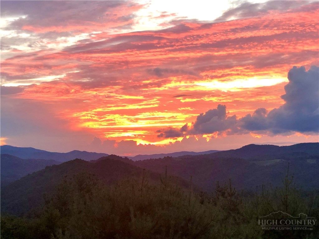 Photo of 962 Hawks Roost Trail, Vilas, NC 28692 (MLS # 262004)