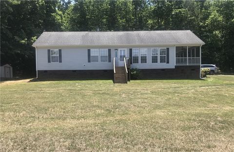 Photo of 1044 Bunnie Trail, Hamptonville, NC 27020 (MLS # 261868)