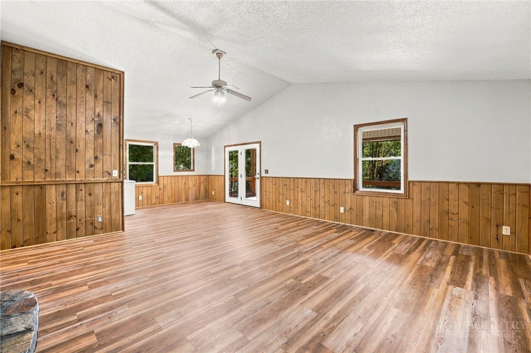 843 Oak Tree Lane