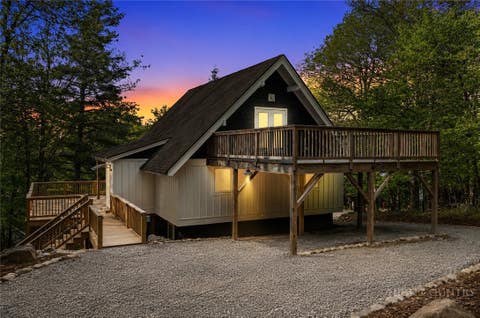 Photo of 111 Overbrook Trail, Beech Mountain, NC 28604 (MLS # 260124)