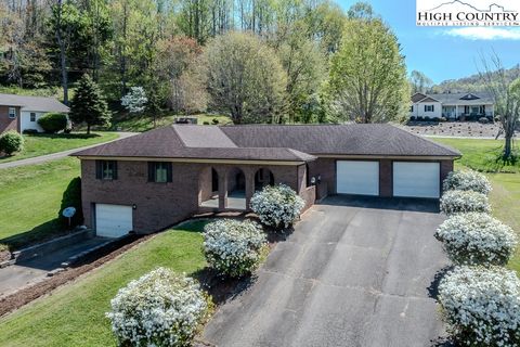 Photo of 326 Mountain Valley Drive, West Jefferson, NC 28694 (MLS # 259140)