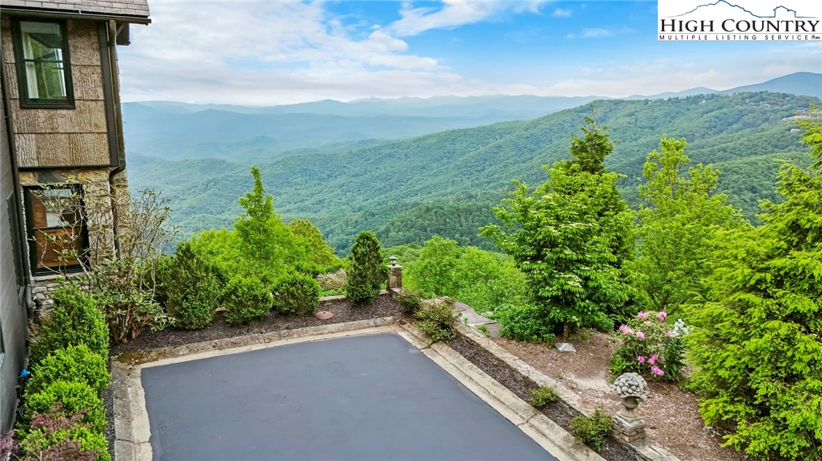 Blowing Rock, North Carolina 28605, United States, 4 Bedrooms Bedrooms, ,5 BathroomsBathrooms,Residential,Active,138763