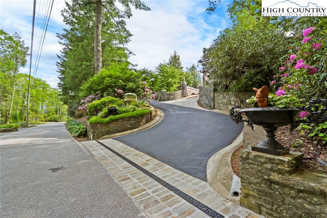 Blowing Rock, North Carolina 28605, United States, 4 Bedrooms Bedrooms, ,5 BathroomsBathrooms,Residential,Active,138763