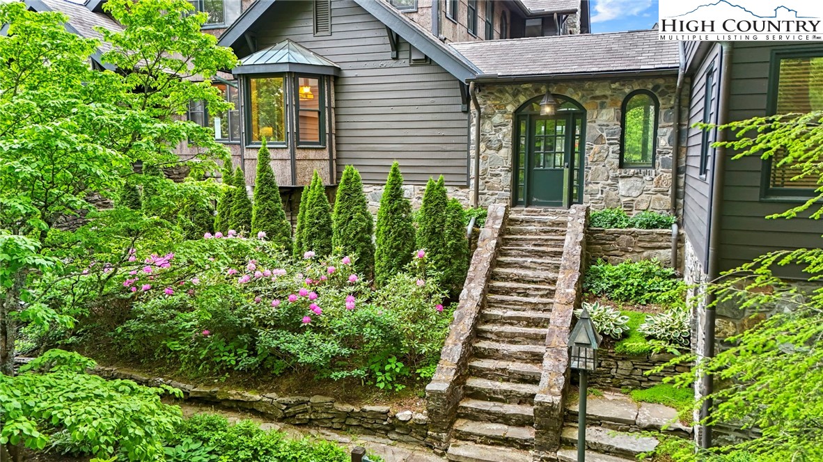 Blowing Rock, North Carolina 28605, United States, 4 Bedrooms Bedrooms, ,5 BathroomsBathrooms,Residential,Active,138763