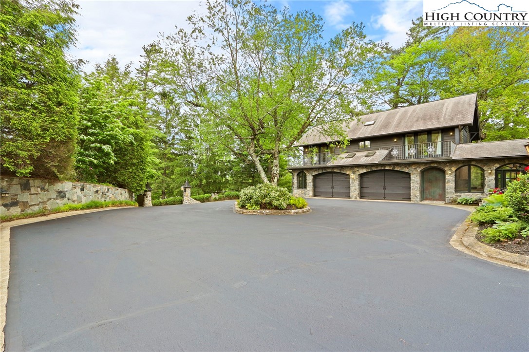 Blowing Rock, North Carolina 28605, United States, 4 Bedrooms Bedrooms, ,5 BathroomsBathrooms,Residential,Active,138763