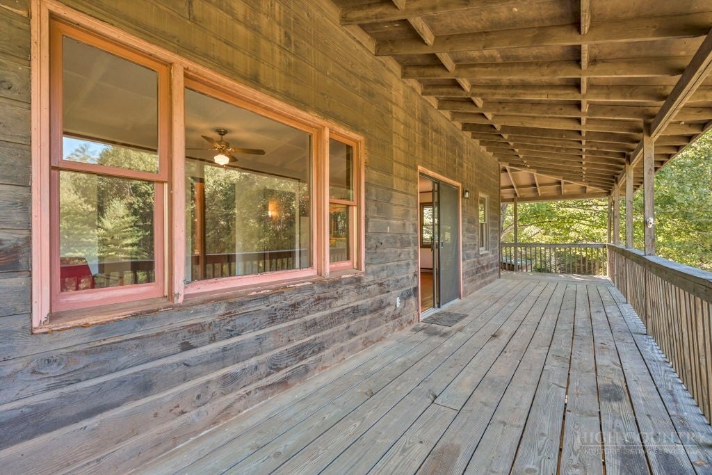 913 Horseshoe Trail