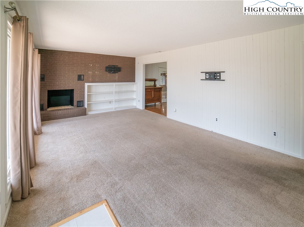 Elk Park, North Carolina 28622, United States, 5 Bedrooms Bedrooms, ,4 BathroomsBathrooms,Residential,Active,157905