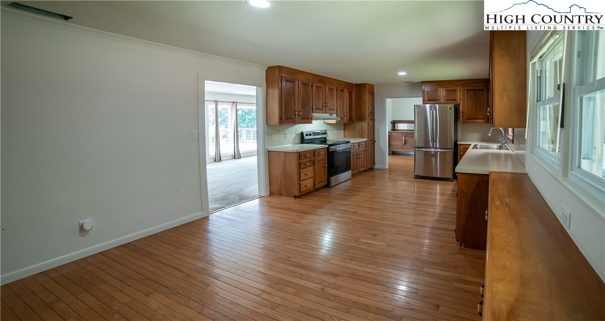 Elk Park, North Carolina 28622, United States, 5 Bedrooms Bedrooms, ,4 BathroomsBathrooms,Residential,Active,157905