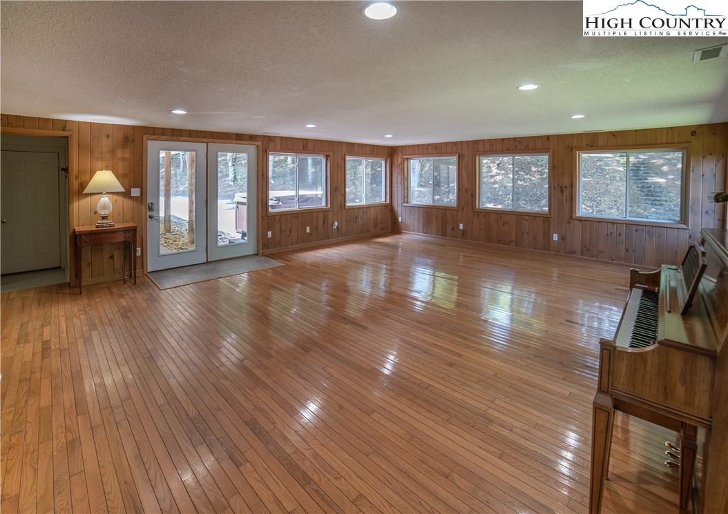 Elk Park, North Carolina 28622, United States, 5 Bedrooms Bedrooms, ,4 BathroomsBathrooms,Residential,Active,157905