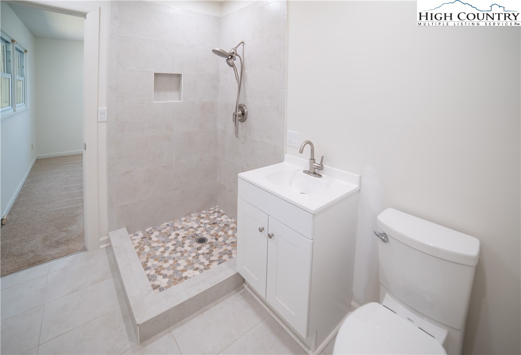 Elk Park, North Carolina 28622, United States, 5 Bedrooms Bedrooms, ,4 BathroomsBathrooms,Residential,Active,157905