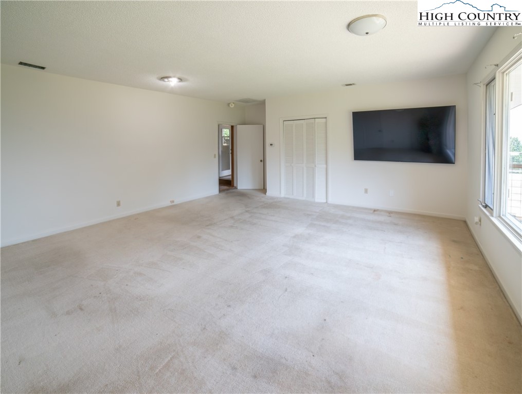 Elk Park, North Carolina 28622, United States, 5 Bedrooms Bedrooms, ,4 BathroomsBathrooms,Residential,Active,157905