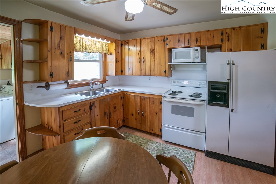 Newland, North Carolina 28657, United States, 2 Bedrooms Bedrooms, ,2 BathroomsBathrooms,Residential,Active,143878