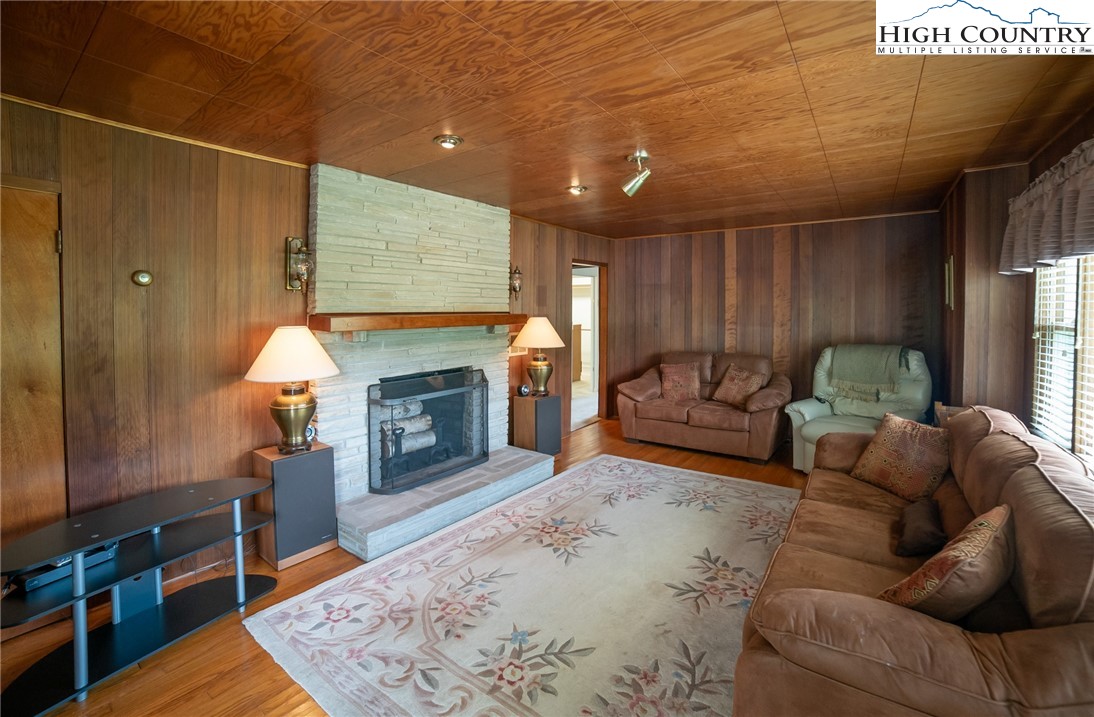 Newland, North Carolina 28657, United States, 2 Bedrooms Bedrooms, ,2 BathroomsBathrooms,Residential,Active,143878