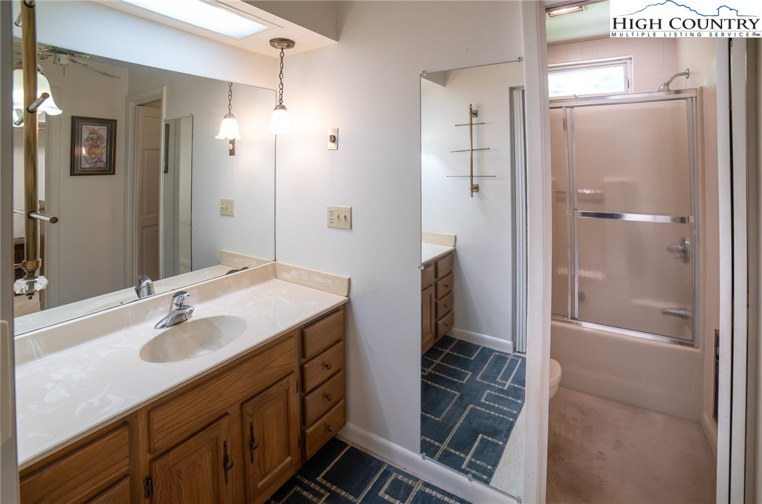 Newland, North Carolina 28657, United States, 2 Bedrooms Bedrooms, ,2 BathroomsBathrooms,Residential,Active,143878