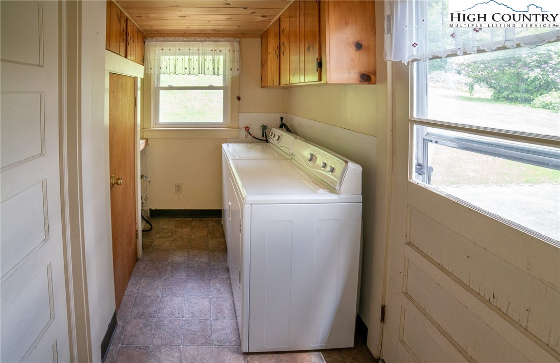 Newland, North Carolina 28657, United States, 2 Bedrooms Bedrooms, ,2 BathroomsBathrooms,Residential,Active,143878