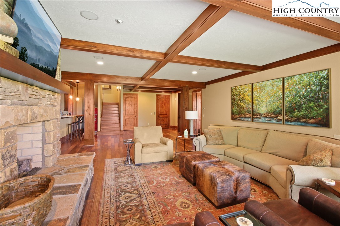 Blowing Rock, North Carolina 28605, United States, 6 Bedrooms Bedrooms, ,7 BathroomsBathrooms,Residential,Active,130915