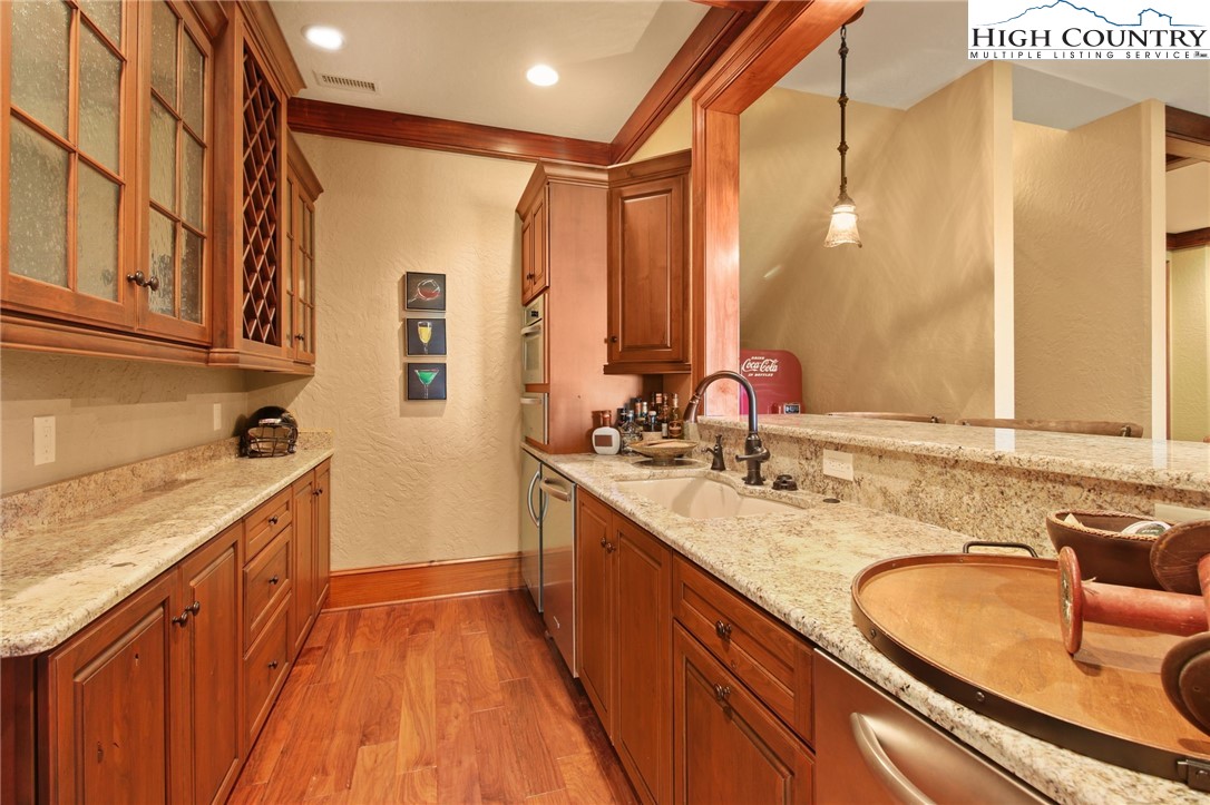 Blowing Rock, North Carolina 28605, United States, 6 Bedrooms Bedrooms, ,7 BathroomsBathrooms,Residential,Active,130915