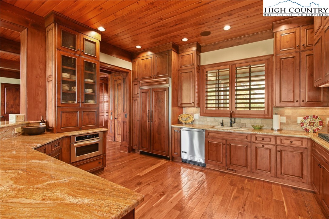 Blowing Rock, North Carolina 28605, United States, 6 Bedrooms Bedrooms, ,7 BathroomsBathrooms,Residential,Active,130915