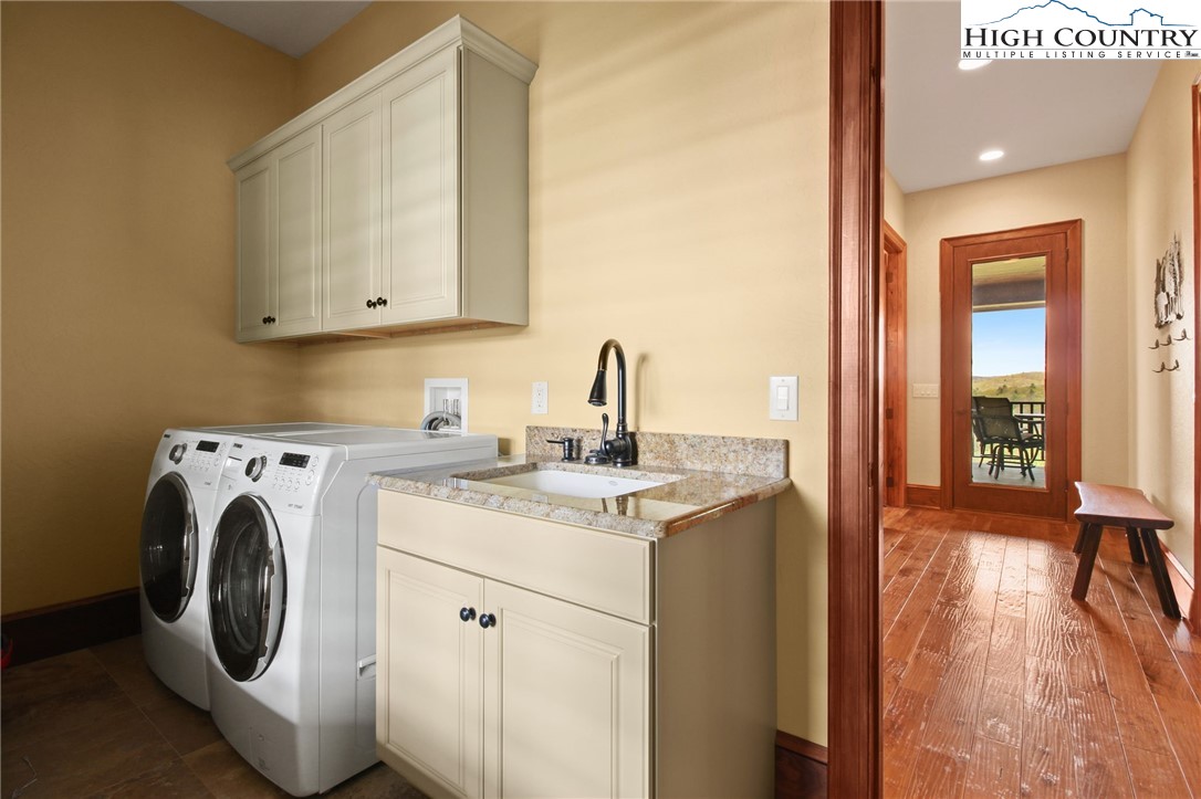 Blowing Rock, North Carolina 28605, United States, 6 Bedrooms Bedrooms, ,7 BathroomsBathrooms,Residential,Active,130915