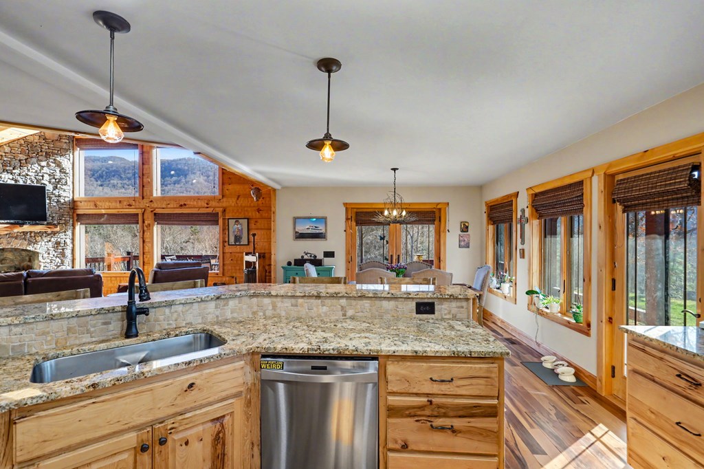 Hiawassee, Georgia, 30546, United States, 4 Bedrooms Bedrooms, ,3 BathroomsBathrooms,Residential,Active,2032075
