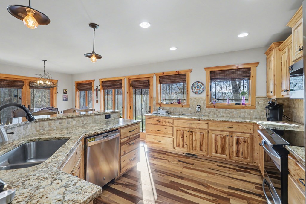 Hiawassee, Georgia, 30546, United States, 4 Bedrooms Bedrooms, ,3 BathroomsBathrooms,Residential,Active,2032075
