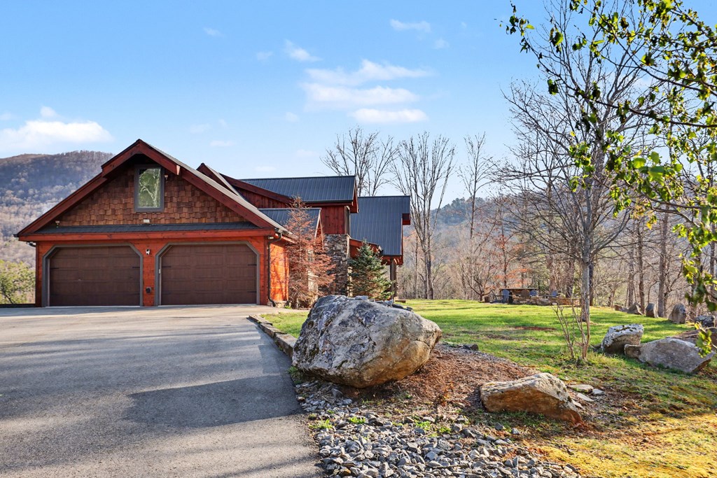 Hiawassee, Georgia, 30546, United States, 4 Bedrooms Bedrooms, ,3 BathroomsBathrooms,Residential,Active,2032075