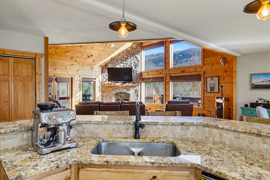Hiawassee, Georgia, 30546, United States, 4 Bedrooms Bedrooms, ,3 BathroomsBathrooms,Residential,Active,2032075