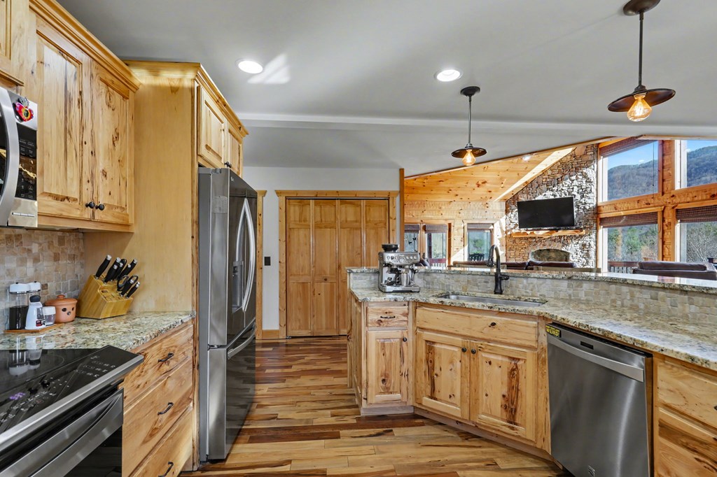 Hiawassee, Georgia, 30546, United States, 4 Bedrooms Bedrooms, ,3 BathroomsBathrooms,Residential,Active,2032075