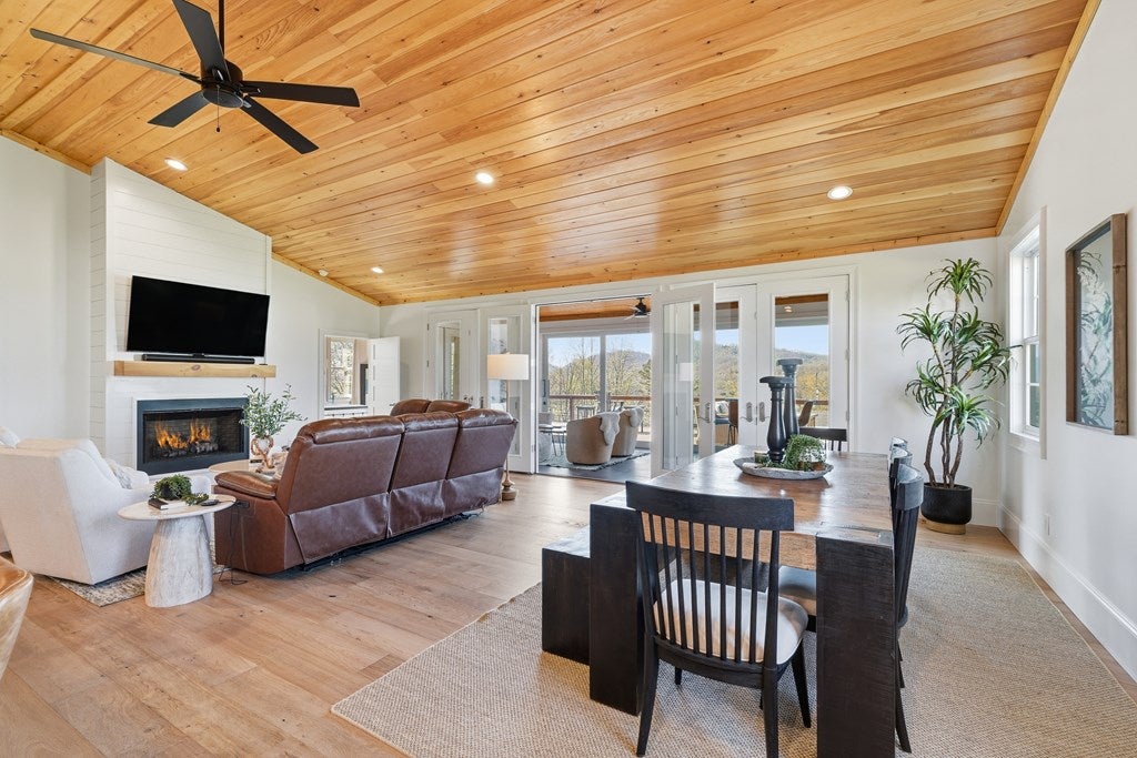 Hayesville, North Carolina, 28904, United States, 4 Bedrooms Bedrooms, ,3 BathroomsBathrooms,Residential,Active,2033401