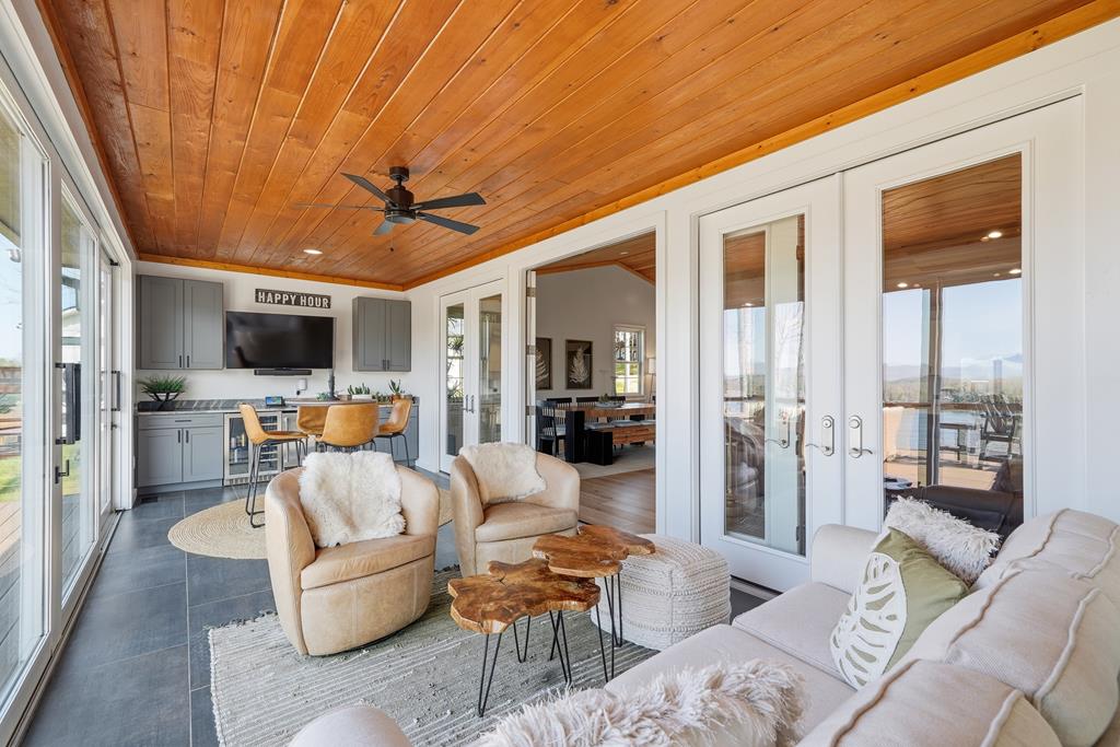 Hayesville, North Carolina, 28904, United States, 4 Bedrooms Bedrooms, ,3 BathroomsBathrooms,Residential,Active,2033401