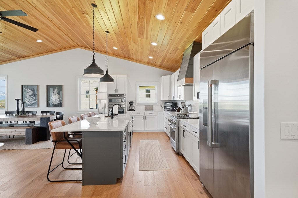 Hayesville, North Carolina, 28904, United States, 4 Bedrooms Bedrooms, ,3 BathroomsBathrooms,Residential,Active,2033401