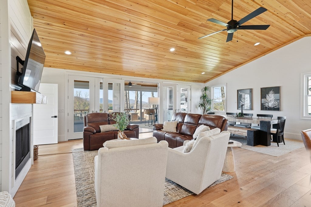 Hayesville, North Carolina, 28904, United States, 4 Bedrooms Bedrooms, ,3 BathroomsBathrooms,Residential,Active,2033401