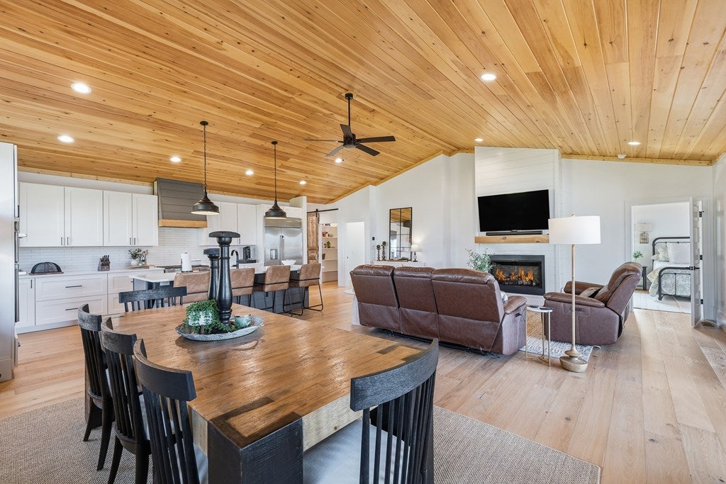 Hayesville, North Carolina, 28904, United States, 4 Bedrooms Bedrooms, ,3 BathroomsBathrooms,Residential,Active,2033401
