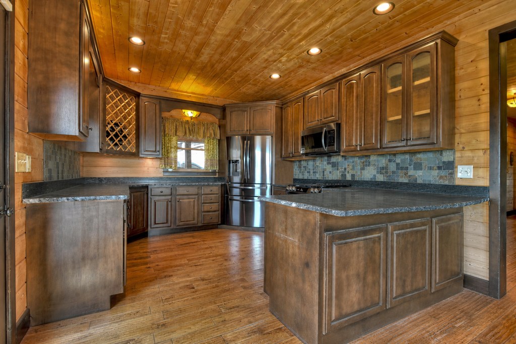 Mineral Bluff, Georgia, 30559, United States, 5 Bedrooms Bedrooms, ,4 BathroomsBathrooms,Residential,Active,2052073
