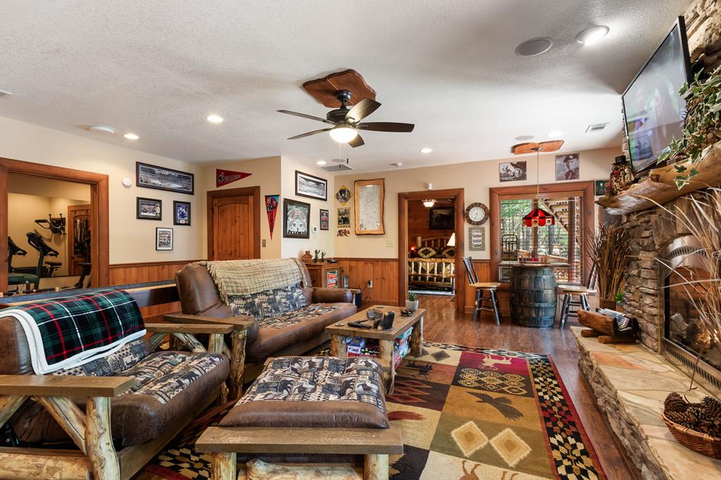 Murphy, North Carolina, 28906, United States, 4 Bedrooms Bedrooms, ,5 BathroomsBathrooms,Residential,Active,2038213