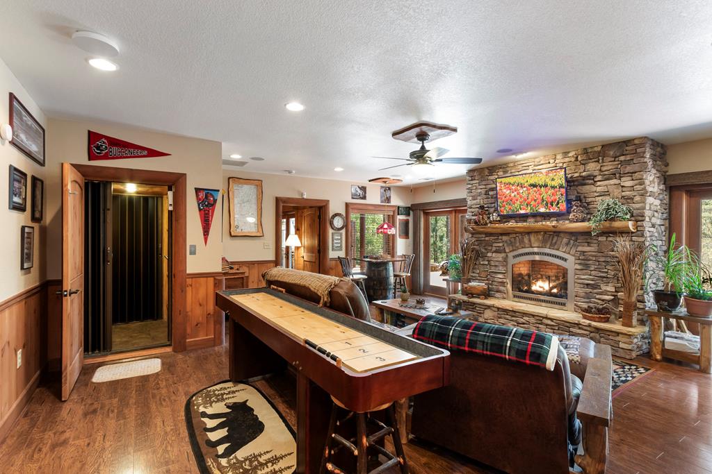 Murphy, North Carolina, 28906, United States, 4 Bedrooms Bedrooms, ,5 BathroomsBathrooms,Residential,Active,2038213